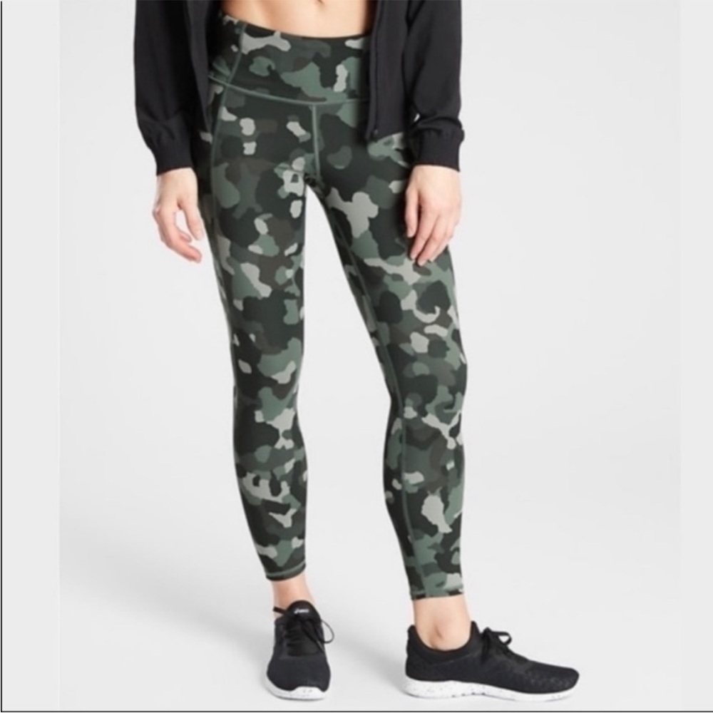 Athleta Lightening Green Camo 7/8 Tights. Medium. Yoga. Athleisure. Pilates. Jog